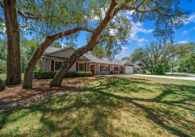 Photo 2 of Single family home for sale at 11 Sycamore Ct W, Homosassa, FL 34446 | MLS# OM724331 | Listing updated on 2026-09-20