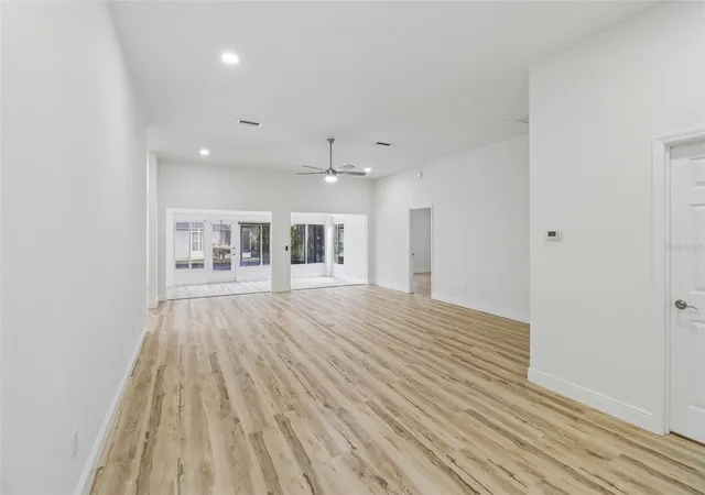 5th image of 207 Desota Ct, Lady Lake, FL 32159 | MLS# G5112093