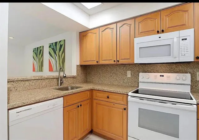 3rd image of 10131 Lake Oak Cir, Tampa, FL 33624 | MLS# S5149532