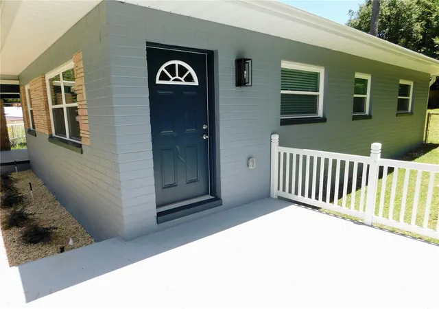 Photo 3 of Single family home for sale at 921 NE 13th Avenue, Ocala, FL 34470 | MLS# OM724412 | Listing updated on 2026-09-03