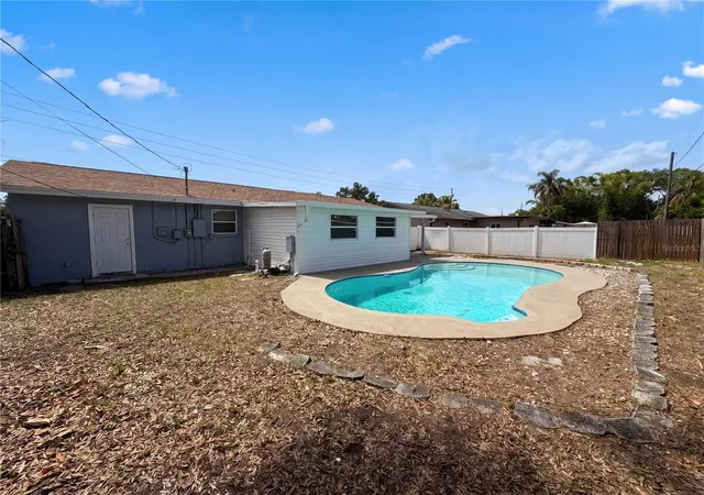 5th image of 15525 Bedford Cir E, Clearwater, FL 33764 | MLS# O6406382
