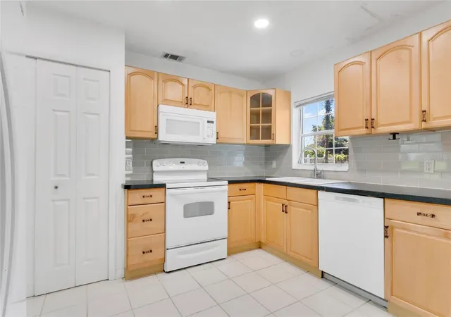 Photo 4 of Single family home for sale at 2482 Roxbury Rd, Winter Park, FL 32789 | MLS# O6406443 | Listing updated on 2026-10-05