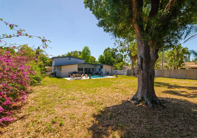 Photo 3 of Single family home for sale at 1424 S Evergreen Ave, Clearwater, FL 33756 | MLS# TB8506983 | Listing updated on 2026-10-06