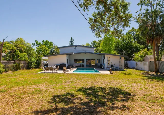 Photo 4 of Single family home for sale at 1424 S Evergreen Ave, Clearwater, FL 33756 | MLS# TB8506983 | Listing updated on 2026-10-06