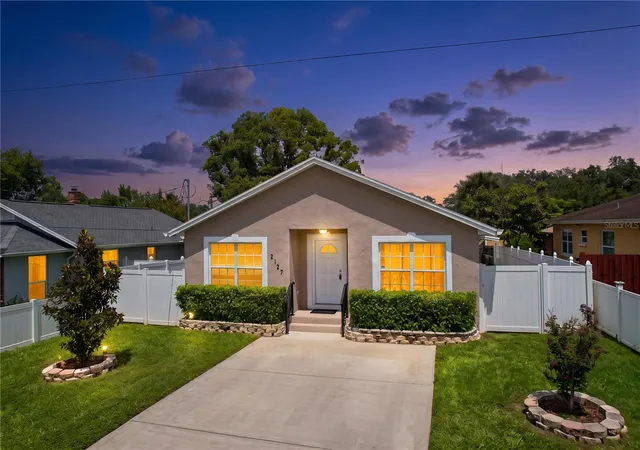 Photo 4 of Sale Pending at 2127 W Perio St #1, Tampa, FL 33612 | MLS# TB8506987 | Listing updated on 2026-10-21