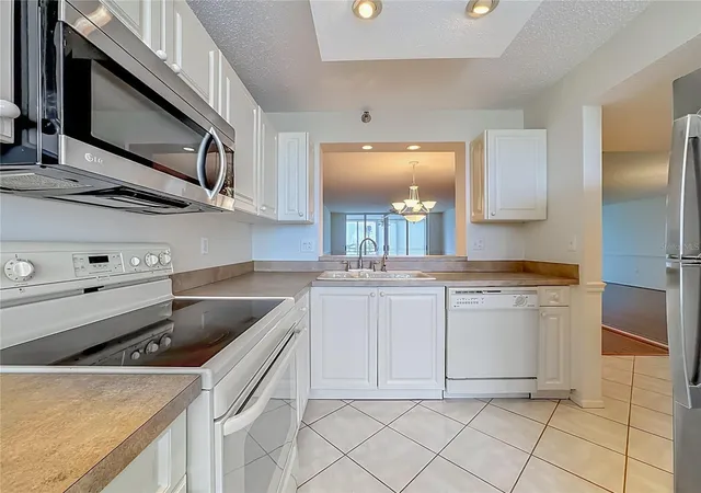 Listing Photo 5 - Condo for sale in building located at 3740 Pinebrook Cir, Bradenton, FL 34209 - Unit #607