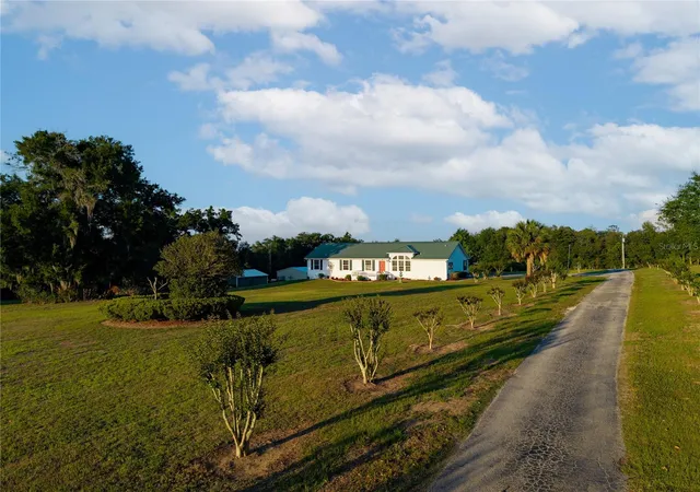 Photo 3 of Manufactured home for sale at 9712 US Hwy 301, Dade City, FL 33525 | MLS# W7885670 | Listing updated on 2026-09-22