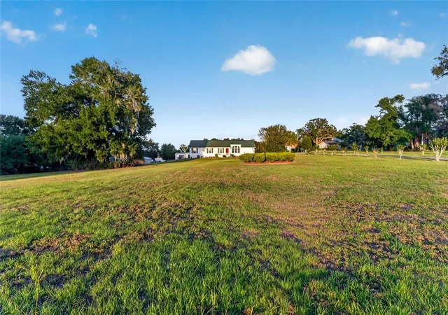 Photo 4 of Manufactured home for sale at 9712 US Hwy 301, Dade City, FL 33525 | MLS# W7885670 | Listing updated on 2026-09-22