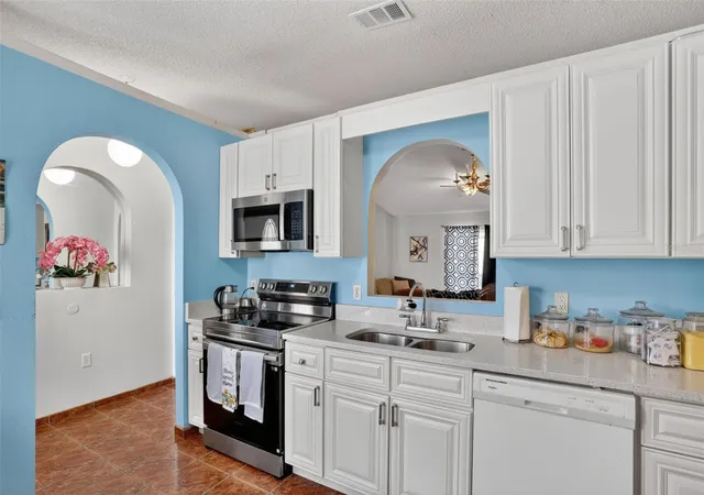 Photo 3 of Single family home for sale at 6820 Pomeroy Cir, Orlando, FL 32810 | MLS# O6406864 | Listing updated on 2026-07-23