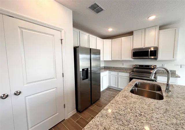Photo 4 of Sale Pending at 616 Broadoak Dr, Dundee, FL 33838 | MLS# O6406942 | Listing updated on 2026-09-07