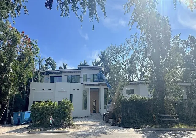 Photo 2 of Sale Pending at 2100 Mcclellan Pkwy, Sarasota, FL 34239 | MLS# A4693318 | Listing updated on 2026-08-25