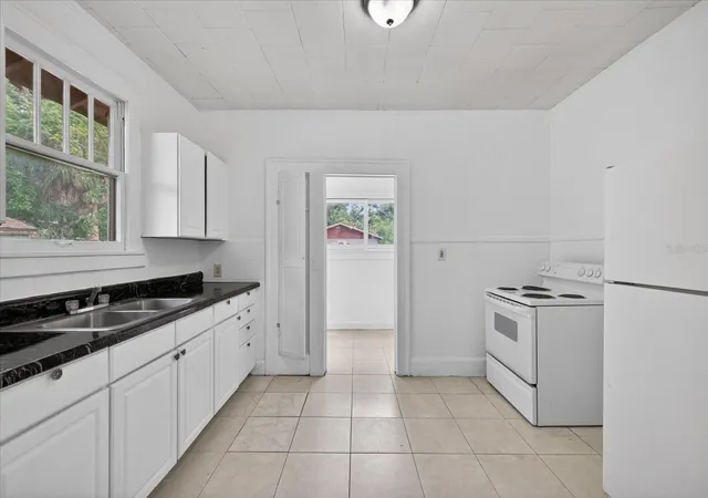 Listing Photo 5 - Condo for sale in building located at 2211 22nd Ave S, Saint Petersburg, FL 33712