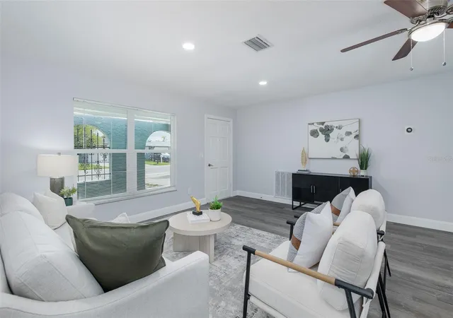Photo 4 of Single family home for sale at 1815 Driftwood Cir S, Oldsmar, FL 34677 | MLS# W7885693 | Listing updated on 2026-10-08