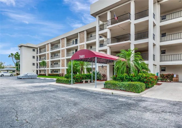 Condo for sale at 7461 W Country Clb Dr N #203, SARASOTA, FL 34243 | MLS# A4693369