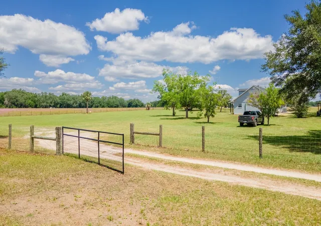 Photo 3 of Single family home for sale at 4381 NE 105th Place, Anthony, FL 32617 | MLS# OM724638 | Listing updated on 2026-09-01