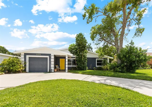 Photo 3 of Single family home for sale at 1124 40th Avenue NE, St Petersburg, FL 33703 | MLS# TB8507963 | Listing updated on 2026-09-01