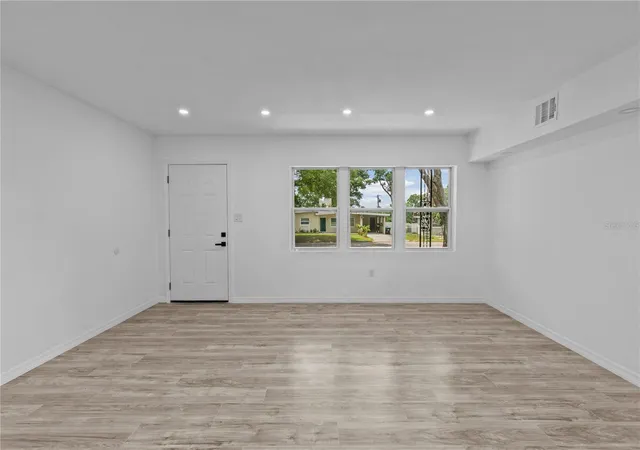 Photo 3 of Single family home for sale at 1435 Eden Dr, Apopka, FL 32703 | MLS# S5149798 | Listing updated on 2026-09-14