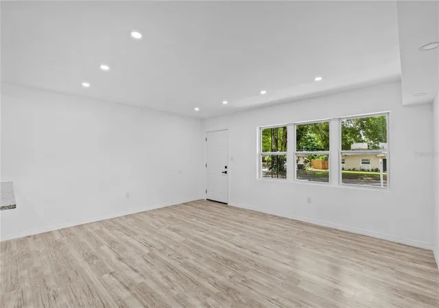 Photo 4 of Single family home for sale at 1435 Eden Dr, Apopka, FL 32703 | MLS# S5149798 | Listing updated on 2026-09-14