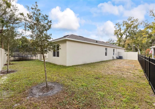 Photo 4 of Single family home for sale at 407 Pelham Park Dr, Deland, FL 32720 | MLS# V4949063 | Listing updated on 2026-08-27