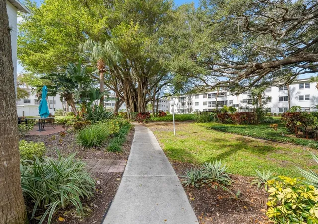 2nd image of 2326 Canal Dr, BRADENTON, FL 34207