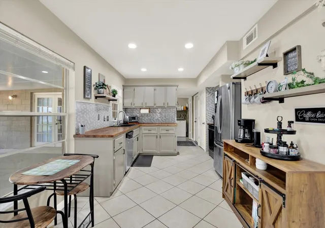 Homes for sale in Lutz, FL | 1509 Foggy Ridge Pkwy, Lutz, FL 33559 | MLS# TB8508187