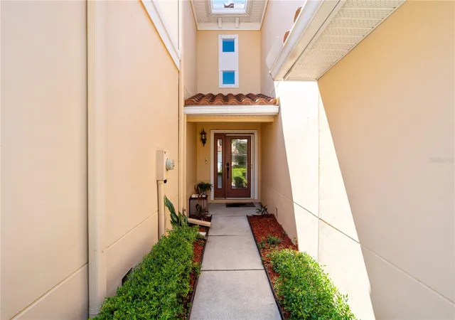Photo 4 of Townhouse for sale at 210 Valencia Cir, St Petersburg, FL 33716 | MLS# TB8508296 | Listing updated on 2026-09-14