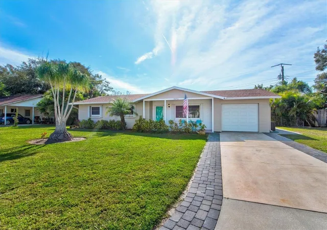 Photo 1 of Single family home for sale at 2572 Jefferson Cir, Sarasota, FL 34239 | MLS# A4693524 | Listing updated on 2026-09-20