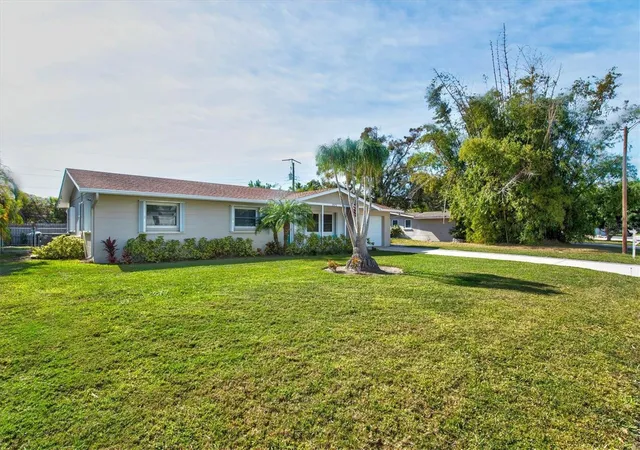 Photo 2 of Single family home for sale at 2572 Jefferson Cir, Sarasota, FL 34239 | MLS# A4693524 | Listing updated on 2026-09-20