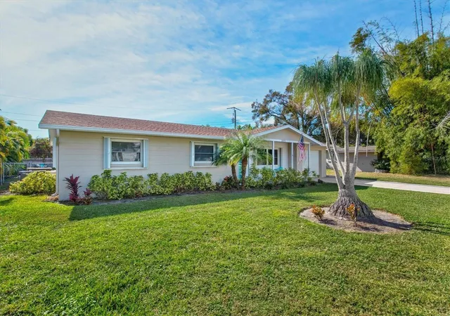 Photo 3 of Single family home for sale at 2572 Jefferson Cir, Sarasota, FL 34239 | MLS# A4693524 | Listing updated on 2026-09-20