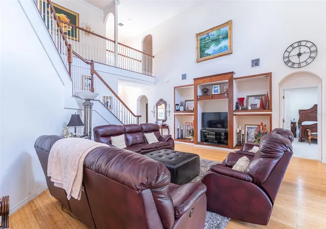Photo 3 of Single family home for sale at 915 Hickory Frk Dr, Seffner, FL 33584 | MLS# L4961879 | Listing updated on 2026-10-23