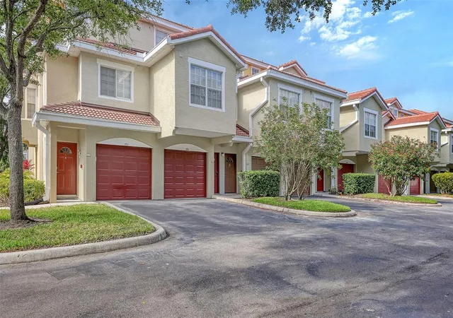 Listing Photo 5 - Condo for sale in building located at 5001 Baraldi Cir, Sarasota, FL 34235 - Unit #22-202