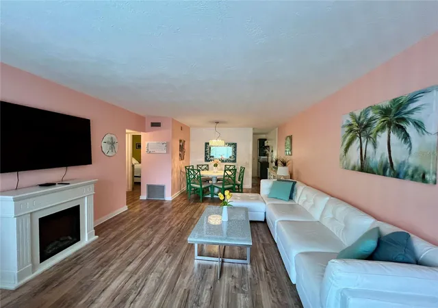 Listing Photo 4 - Condo for sale in building located at 2021 Australia Wy W, Clearwater, FL 33763 - Unit #59