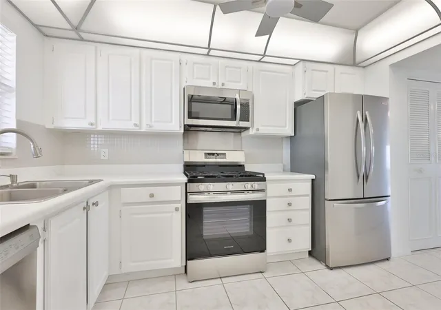Photo 3 of Condo for sale at 5980 Shore Blvd S #907, Gulfport, FL 33707 | MLS# R4911260 | Listing updated on 2026-10-08