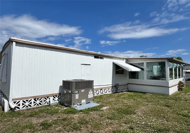 Photo 3 of Manufactured home for sale at 420 49th Street E #20, Palmetto, FL 34221 | MLS# TB8508756 | Listing updated on 2026-09-13