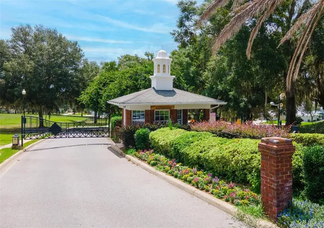 Homes for sale in Lady Lake, FL | 6115 Landings Blvd, Lady Lake, FL 32159 | MLS# G5112393