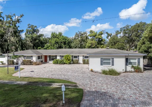 Photo 2 of Single family home for sale at 712 S Oakwood Ave, Brandon, FL 33511 | MLS# TB8508815 | Listing updated on 2026-10-20