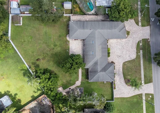 Photo 3 of Single family home for sale at 712 S Oakwood Ave, Brandon, FL 33511 | MLS# TB8508815 | Listing updated on 2026-10-20