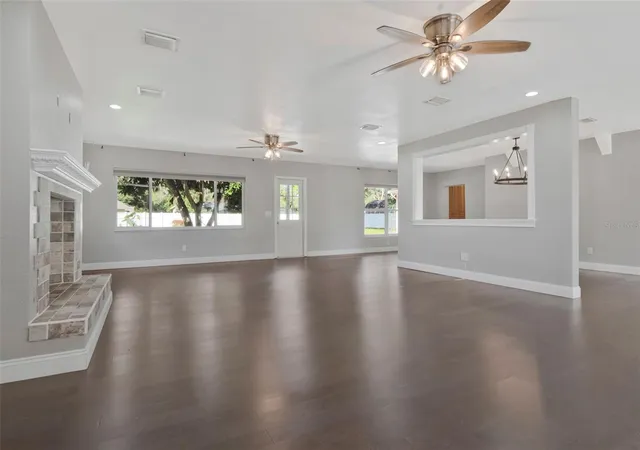 Photo 4 of Single family home for sale at 712 S Oakwood Ave, Brandon, FL 33511 | MLS# TB8508815 | Listing updated on 2026-10-20
