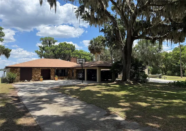 Homes for sale in Lake Panasoffkee, FL | 4232 County Road 400, Lake Panasoffkee, FL 33538 | MLS# G5112404