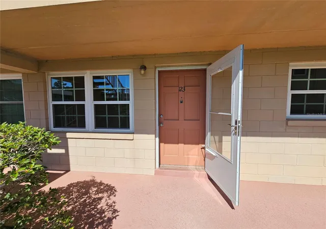 Homes for sale in Tavares, FL | 1100 E Caroline St #123, Tavares, FL 32778 | MLS# OM724777