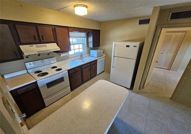 Homes for sale in Tavares, FL | 1100 E Caroline St #123, Tavares, FL 32778 | MLS# OM724777