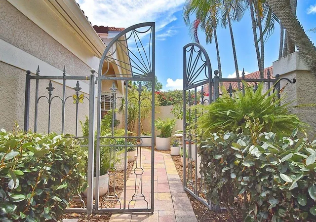 Photo 2 of Single family home for sale at 3890 Lyndhurst Ct, Sarasota, FL 34235 | MLS# TB8508923 | Listing updated on 2026-08-25