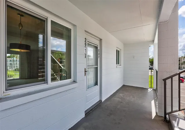 4th image of 2217 Sunset Dr #E27, Bradenton, FL 34207 | MLS# TB8508979