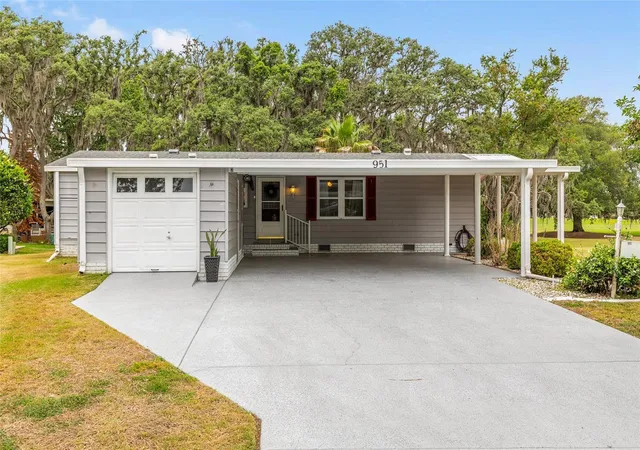 Homes for sale in Lady Lake, FL | 951 Oleander St, Lady Lake, FL 32159 | MLS# OM724813