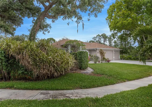 3rd image of 727 Hidden Lake Dr, Tarpon Springs, FL 34689 | MLS# TB8509228