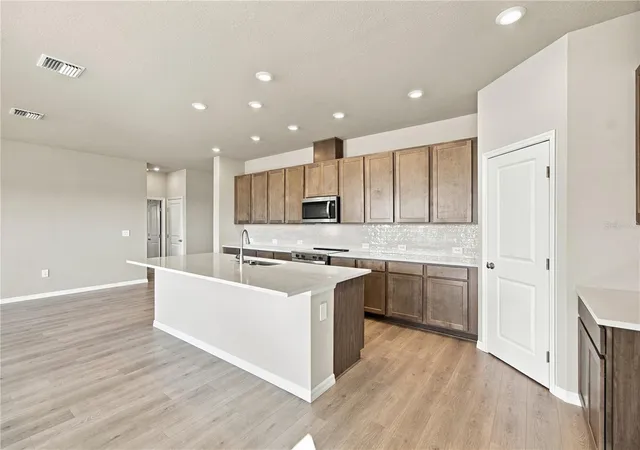 Photo 3 of Single family home for sale at 437 Spring Harvest Dr, Plant City, FL 33566 | MLS# TB8509236 | Listing updated on 2026-10-22