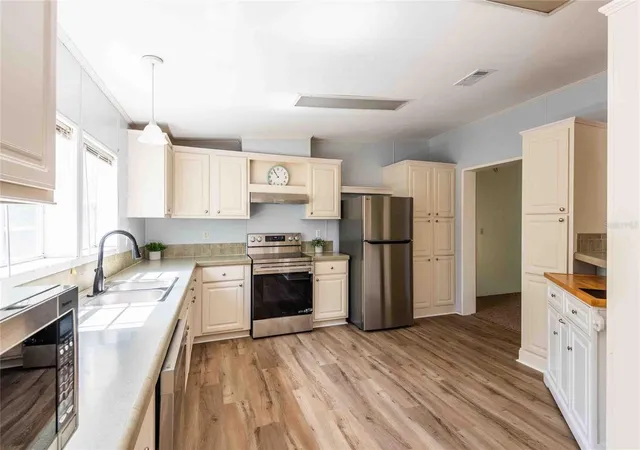 Photo 4 of Manufactured home for sale at 14221 Hurricane Dr, Weeki Wachee, FL 34614 | MLS# TB8509527 | Listing updated on 2026-08-22