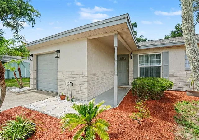 3rd image of 2022 Lance Ct, Dover, FL 33527 | MLS# TB8509596