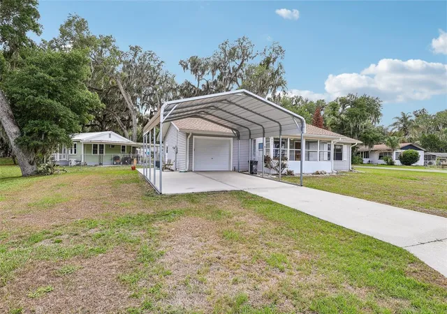 Homes for sale in Lake Panasoffkee, FL | 931 Cr 457A, Lake Panasoffkee, FL 33538 | MLS# G5112491