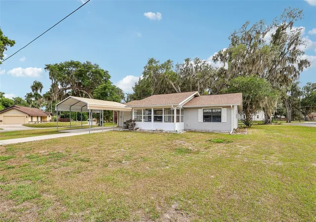 Homes for sale in Lake Panasoffkee, FL | 931 Cr 457A, Lake Panasoffkee, FL 33538 | MLS# G5112491